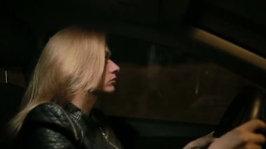 Sarışın genç kadın gece bir araba