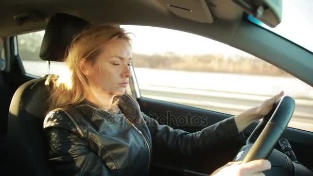 Wanita muda berambut pirang mengendarai mobil — Stok Video