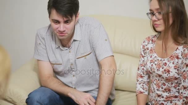 Psicóloga mujer ayudando a pareja joven preocupada. terapia familiar — Vídeo de stock