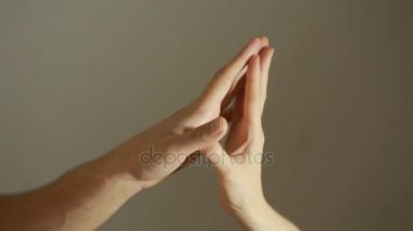 erkek ve kadın el üzerinde arka plan bulanık bir arada tutan dokunmadan kapatın.