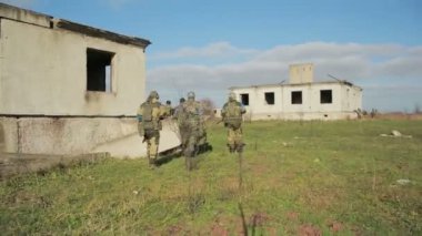 milisler kavga ediyorlar. Silah ve airsoft oyun ile kamuflaj erkeklerde. savaş