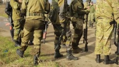 milisler kavga ediyorlar. Silah ve airsoft oyun ile kamuflaj erkeklerde. savaş