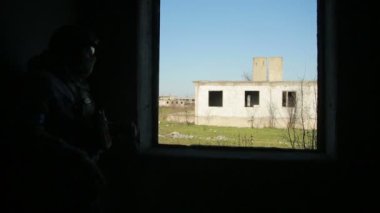 milisler kavga ediyorlar. Silah ve airsoft oyun ile kamuflaj erkeklerde. savaş