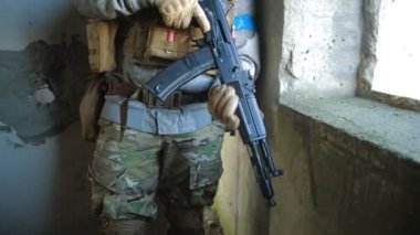 milisler kavga ediyorlar. Silah ve airsoft oyun ile kamuflaj erkeklerde. savaş