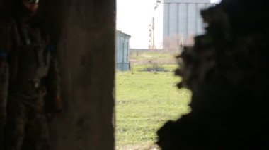 milisler kavga ediyorlar. Silah ve airsoft oyun ile kamuflaj erkeklerde. savaş