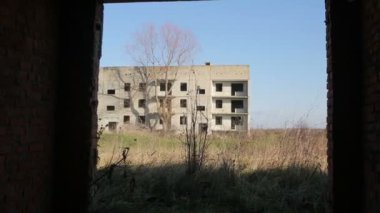 milisler kavga ediyorlar. Silah ve airsoft oyun ile kamuflaj erkeklerde. savaş