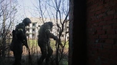 milisler kavga ediyorlar. Silah ve airsoft oyun ile kamuflaj erkeklerde. savaş
