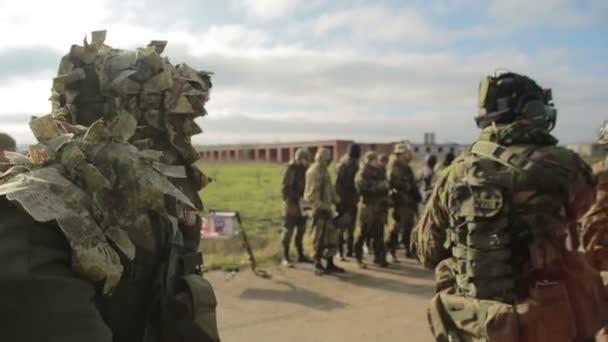 Las milicias están luchando. Hombres en camuflaje con armas y jugando airsoft. guerra — Vídeos de Stock
