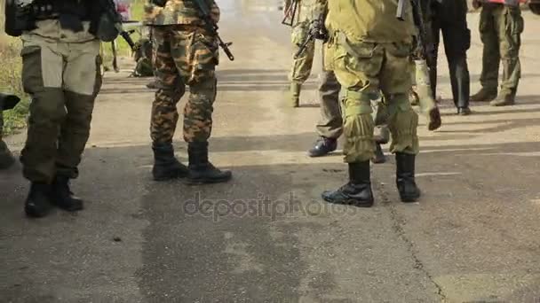 As milícias estão a lutar. Homens em camuflagem com armas e jogando airsoft. guerra — Vídeo de Stock