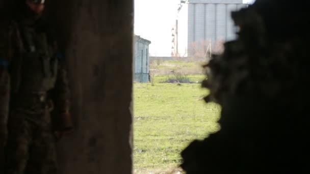 As milícias estão a lutar. Homens em camuflagem com armas e jogando airsoft. guerra — Vídeo de Stock