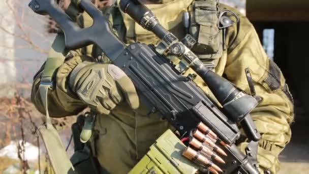Милиция борется. Мужчины в камуфляже с оружием и играющие в аэрозоль. война — стоковое видео