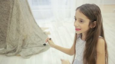 küçük kız bir ayna önce anneler makyajını boyanır