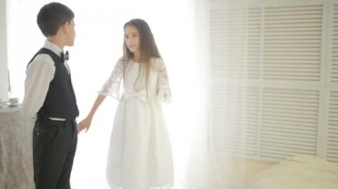 Erkek ve kız elleri ve kalp gösterinin tutan gülümseyerek mutlu. Sevgililer günü