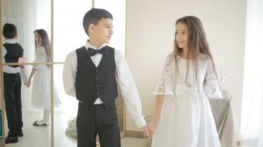 Erkek ve kız elleri ve kalp gösterinin tutan gülümseyerek mutlu. Sevgililer günü