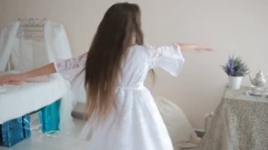 dans ve evde dalga geçmeyi küçük şirin kız