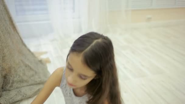 Küçük kız bir ayna önce anneler makyajını boyanır — Stok video