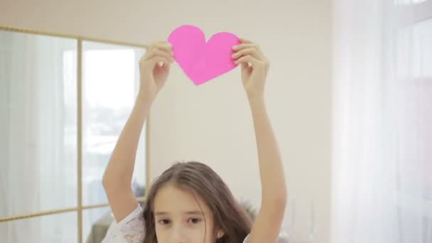 붉은 마음을 보여주는 행복 한 웃는 소녀. 발렌타인 데이 — 비디오