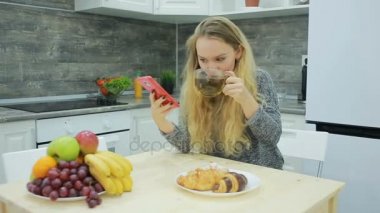 sağlıklı gıda evde, içme ve yemek yeme sarışın kız sağlık kavramı