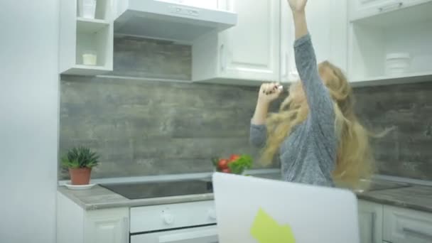 Mooi meisje dansen thuis in de keuken — Stockvideo