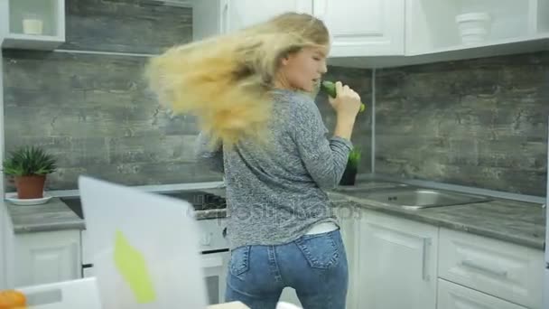 Mooi meisje dansen thuis in de keuken — Stockvideo