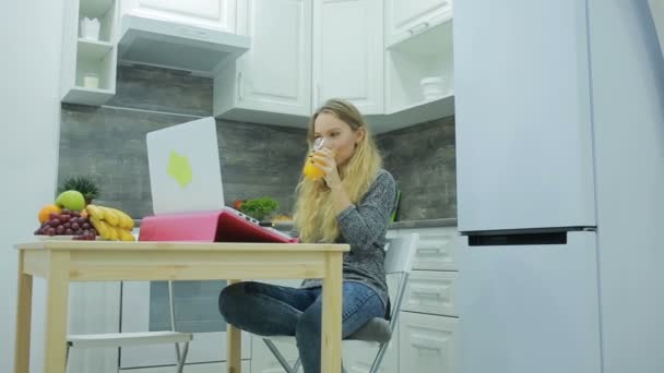 A csinos szőke lány evés és ivás, egészséges étel otthon, egészségügyi koncepció — Stock videók