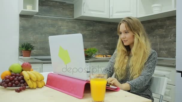 Söt blond flicka ätande och drickande hälsosam mat hemma, hälso-och koncept — Stockvideo