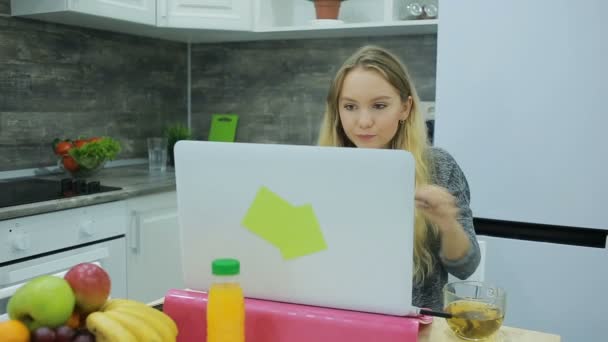 Menina loira bonita comer e beber comida saudável em casa, conceito de cuidados de saúde — Vídeo de Stock