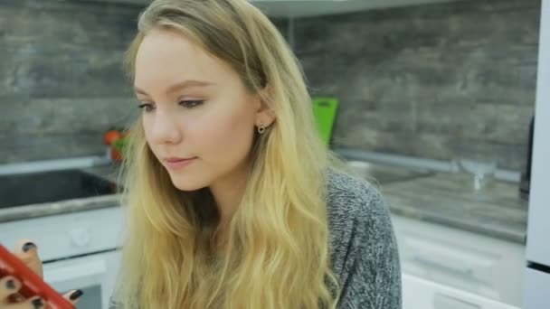 Hübsches blondes Mädchen zu Hause gesund essen und trinken, Gesundheitskonzept — Stockvideo