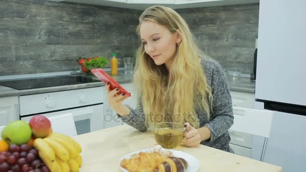 漂亮的金发女孩吃，在家里，喝健康食品卫生保健概念 — 图库视频影像