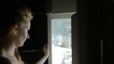 Kadın geceleri buzdolabı açılır. Bulimia, sandviç, pasta