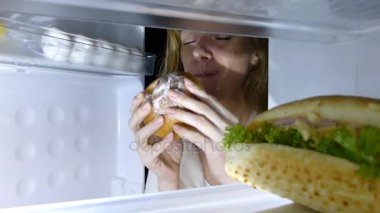 Kadın geceleri buzdolabı açılır. Bulimia, sandviç, pasta