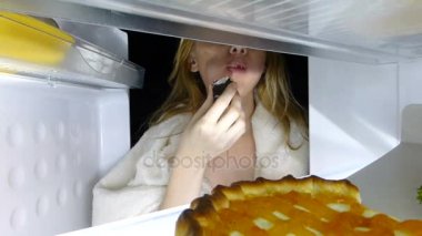 Kadın geceleri buzdolabı açılır. Bulimia, sandviç, pasta