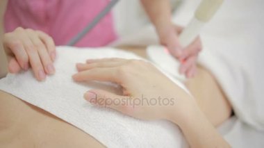 Donanım kozmetik. kadın güzellik salonunda yordam kaldırma rf elde.