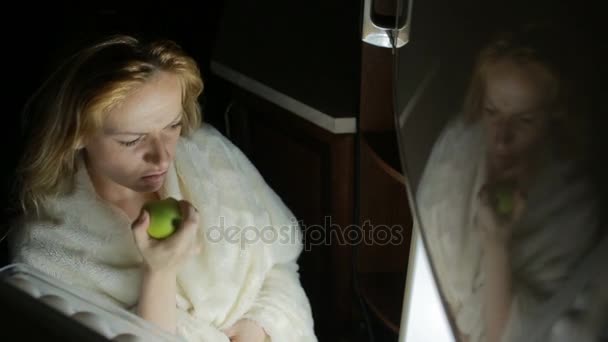 Kvinnan öppnar kylskåpet på natten. Bulimi, smörgås, kaffebröd — Stockvideo