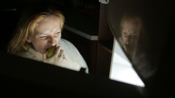 La mujer abre el refrigerador por la noche. bulimia, sándwich, pastelería — Vídeos de Stock