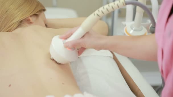 Cosmetologia hardware. donna ottenere procedura di sollevamento rf in un salone di bellezza . — Video Stock