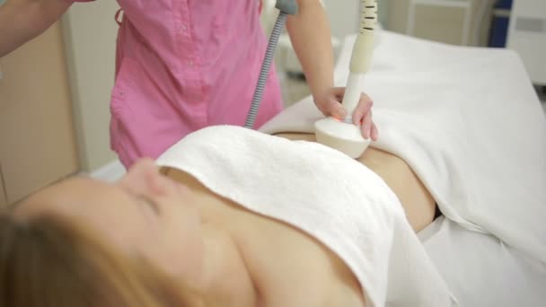 Cosmetologia de hardware. mulher recebendo rf procedimento de elevação em um salão de beleza . — Vídeo de Stock