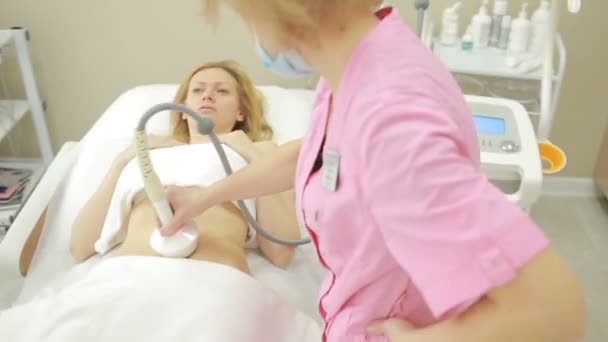 Cosmetología de hardware. mujer consiguiendo rf procedimiento de elevación en un salón de belleza . — Vídeos de Stock