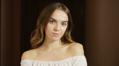 genç güzel esmer kız kamera gülümseyen seyir