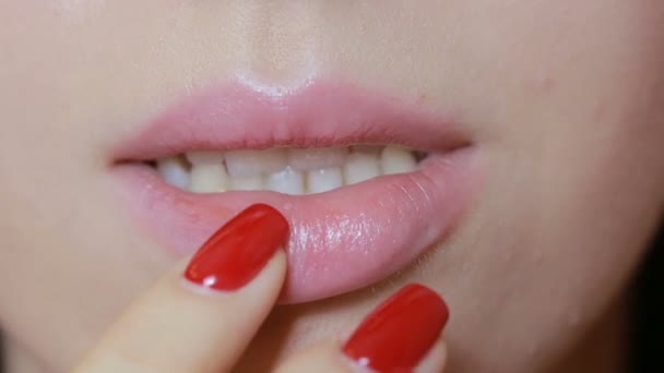 Chica tocando llagas en los labios. herpes. tratamiento de labios, labios jóvenes regordetes — Vídeos de Stock