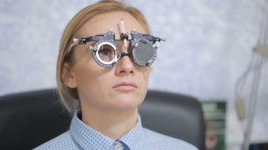 kadın bir göz doktoruna resepsiyonda. gözlük lens seçimi