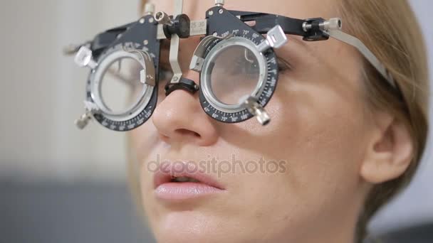 Mulher na recepção de um oftalmologista. a seleção de lentes de espetáculo — Vídeo de Stock