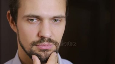 yakışıklı moda model adam portre yeşil gözleri ve gülümseme ile kapatın. Sakal