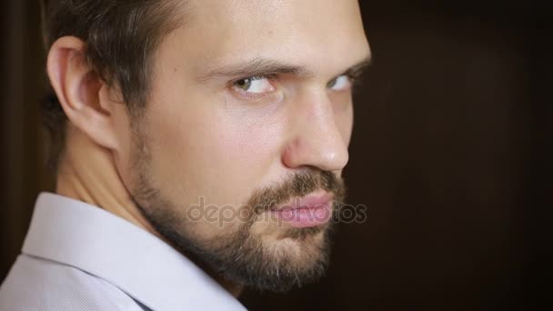 Bonito moda modelo homem retrato com olhos verdes e sorriso de perto. Barba — Vídeo de Stock