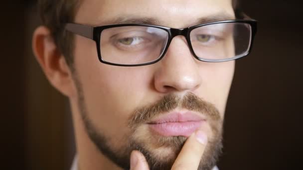 Detail krásné zelenooká muže s vousy, brýle — Stock video