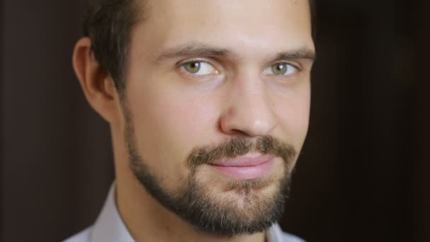 Bonito moda modelo homem retrato com olhos verdes e sorriso de perto. Barba — Vídeo de Stock