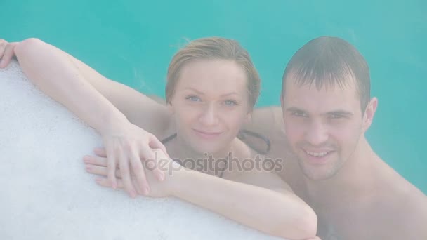 Termas termais termais. Casal romântico apaixonado relaxando na piscina quente . — Vídeo de Stock