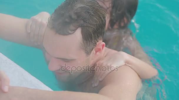 Spa géothermique de Hot Springs. famille avec enfants pour se détendre dans la piscine chaude . — Video