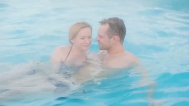 Hot spring geothermal spa. Romantic couple in love relaxing in hot pool. — Stock Video