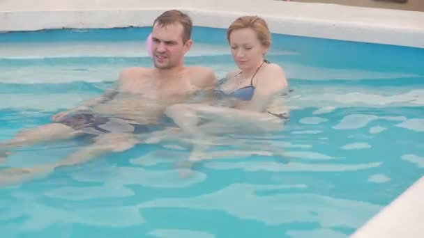 Termas geotermales spa. pareja romántica en el amor relajarse en la piscina caliente . — Vídeo de stock